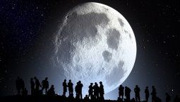 La Luna de la Nieve viene acompañada por el cometa azul