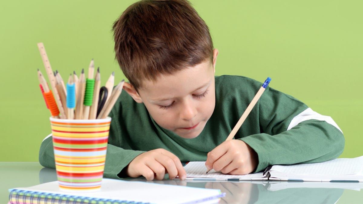 Años atrás, a los niños zurdos se los obigaba a usar la mano derecha para escribir, comer o cualquier otra actividad. Años atrás, a los niños zurdos se los obigaba a usar la mano derecha para escribir, comer o cualquier otra actividad.