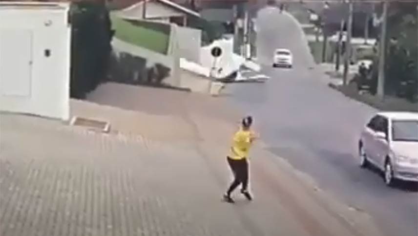 Video: una avioneta se estrelló en plena calle