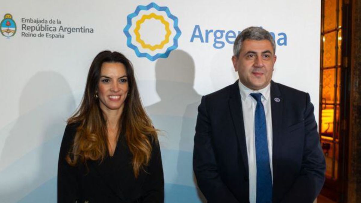 Yanina Martínez junto a Zurab Pololikashvili, actual secretario general de la Organización Mundial del Turismo (OMT). Yanina Martínez junto a Zurab Pololikashvili, actual secretario general de la Organización Mundial del Turismo (OMT).