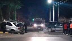 El choque fue de tal magnitud que la Toyota terminó saltando la acequia e impactando contra un poste.