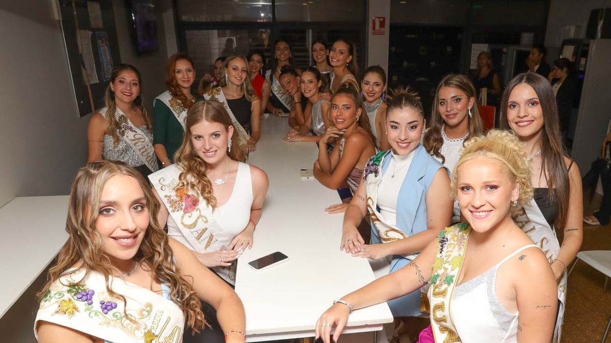 El Siete había preparado un ágape en los jardines del canal pero la lluvia obligó a cambiar de planes. Las reinas de la Vendimia 2025 charlaron en el bufet antes de pasar al agasajo en la redacción multimedia. El Siete había preparado un ágape en los jardines del canal pero la lluvia obligó a cambiar de planes. Las reinas de la Vendimia 2025 charlaron en el bufet antes de pasar al agasajo en la redacción multimedia.