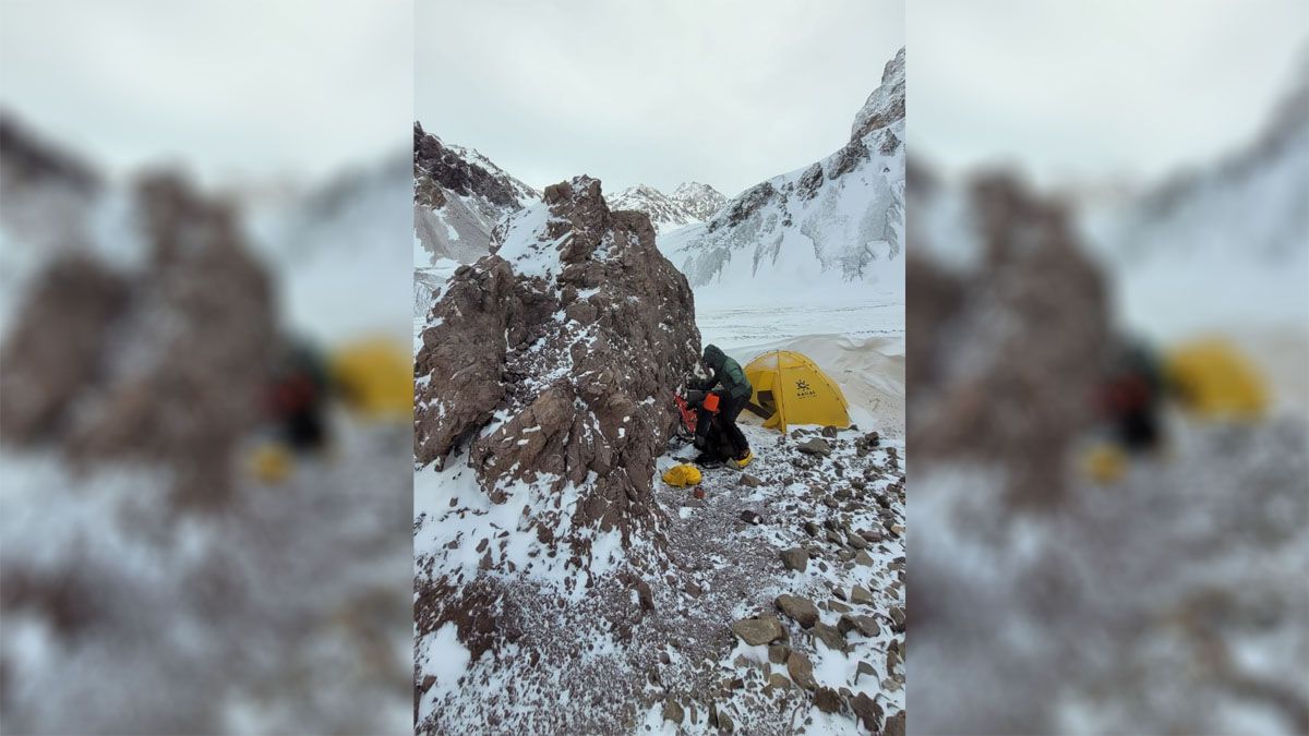 Para refugiarse del fuerte viento en Piedra Ibáñez armaron la carpa detrás de la gran roca. Para refugiarse del fuerte viento en Piedra Ibáñez armaron la carpa detrás de la gran roca.