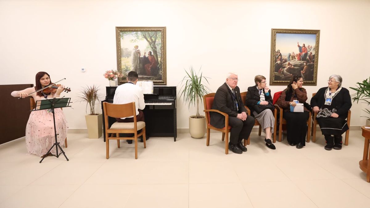 Los visitantes pueden deleitarse con música en vivo al ingreso del templo. Los visitantes pueden deleitarse con música en vivo al ingreso del templo.