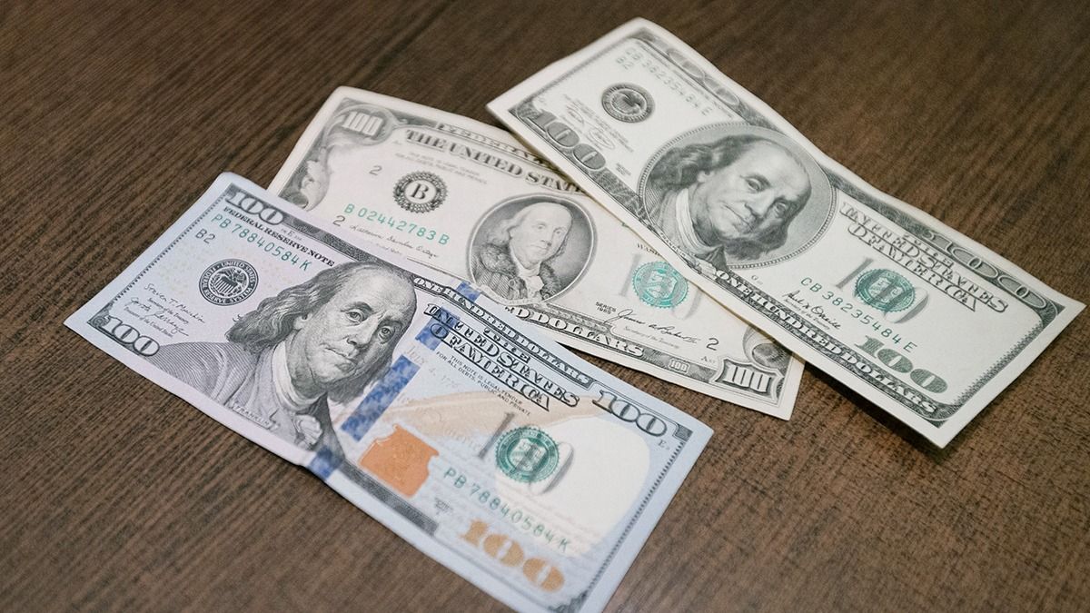 En la city porteña el dólar también bajó un peso.