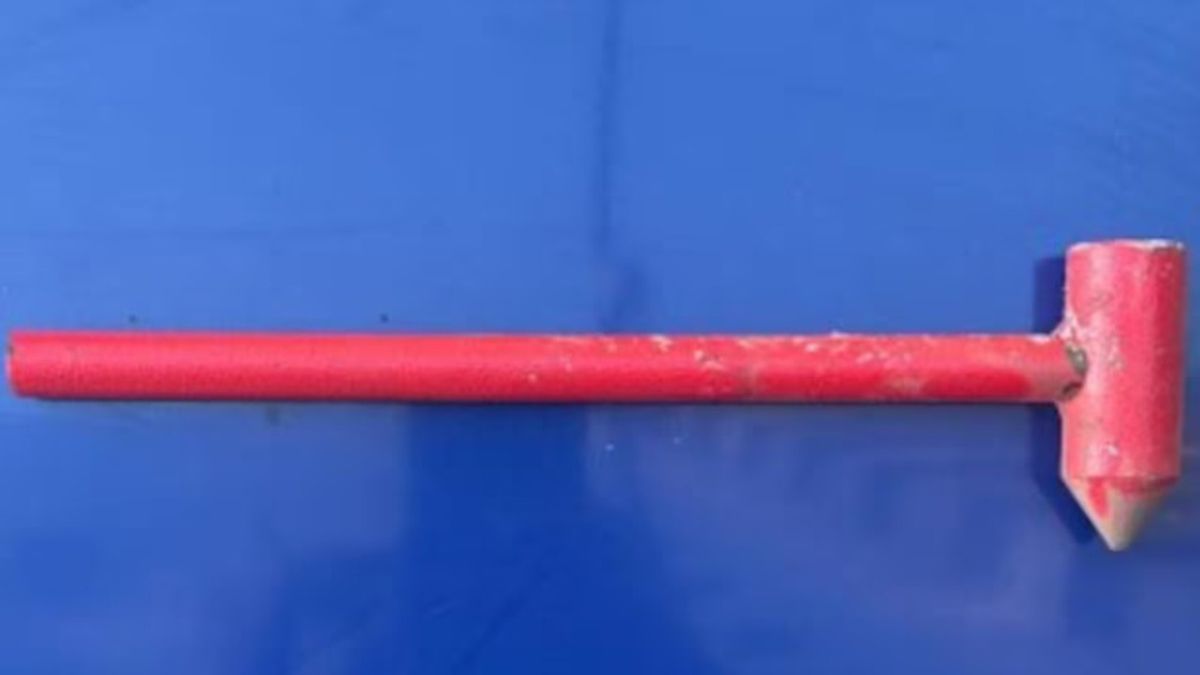 El martillo de emergencia que lleva el colectivo fue utilizado por un hombre furioso para provocar graves destrozos. El martillo de emergencia que lleva el colectivo fue utilizado por un hombre furioso para provocar graves destrozos.