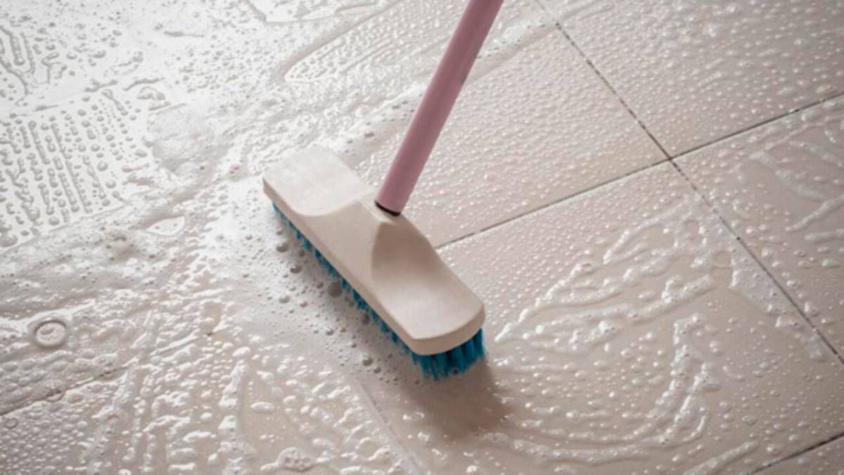 Usa los siguientes trucos caseros de limpieza para recuperar los pisos porosos de tu hogar en simples pasos. Usa los siguientes trucos caseros de limpieza para recuperar los pisos porosos de tu hogar en simples pasos.