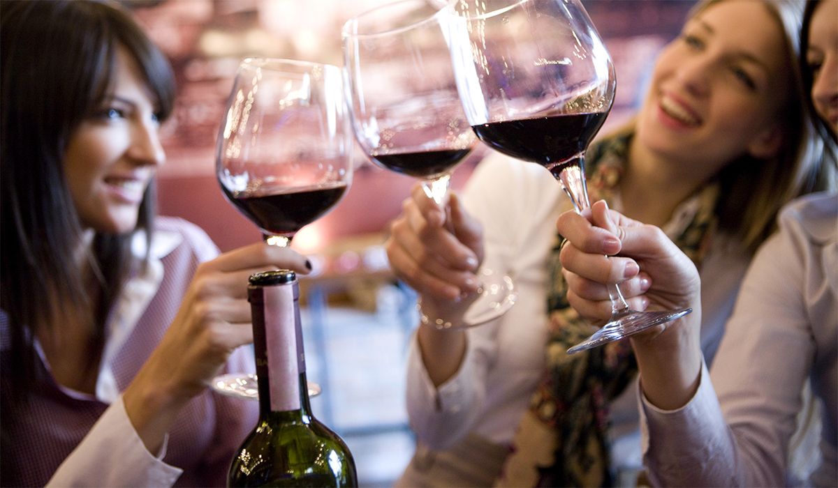 El vino sin alcohol es tendencia entre los más jóvenes en el mundo.
