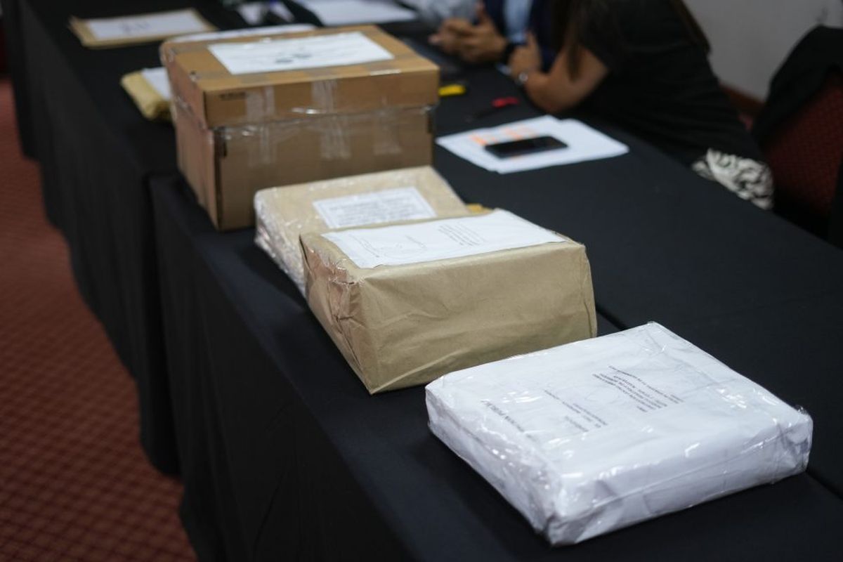 Los sobres de la licitación para la ampliación del Hospital Notti. Los sobres de la licitación para la ampliación del Hospital Notti.