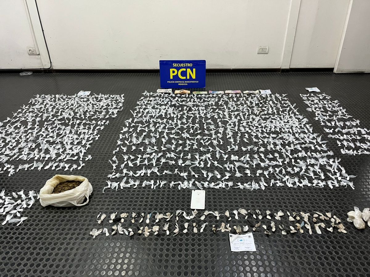 El detenido tenía 517 gramos de cocaína y 523 de marihuana listos para la venta. El detenido tenía 517 gramos de cocaína y 523 de marihuana listos para la venta.