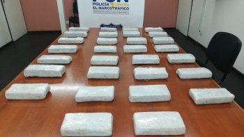 Por un llamado anónimo, detuvieron en la terminal a dos hermanos con 30 kilos de marihuana
