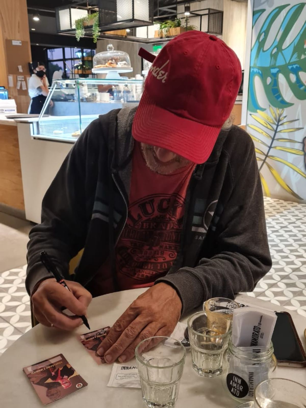 Marciano Cantero cuando firmó la figurita que forma parte exclusiva del álbum de estampas de los coleccionista de CAFU.