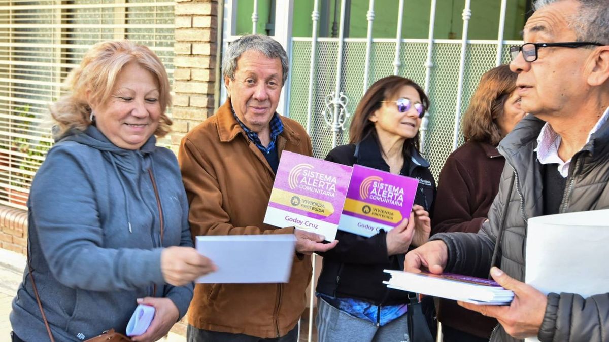 Vecinos con el nuevo Sistema de Alerta Comunitaria de Godoy Cruz.