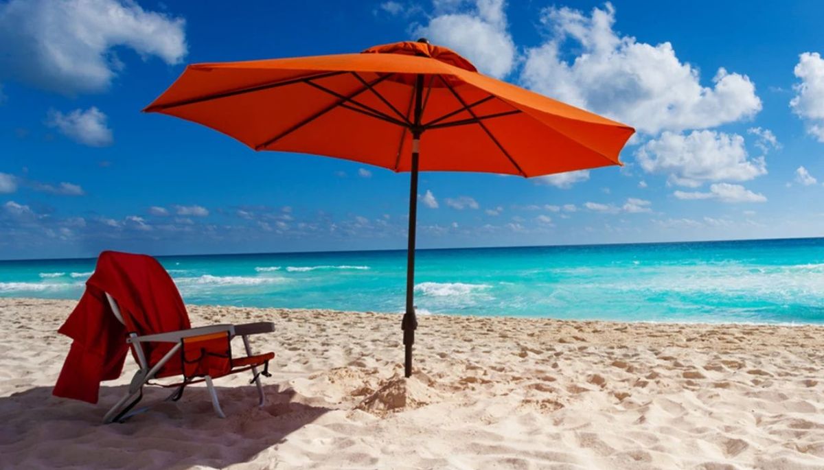 Dile adiós a la sombrilla en la playa. Imagen: Freepik.