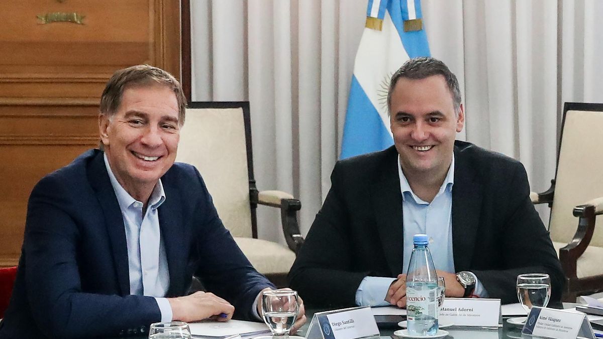En medio de la escalada de la investigación Manuel Adorni mantuvo este martes una serie de reuniones como esta con el ministro del Interior, Diego Santilli. En medio de la escalada de la investigación Manuel Adorni mantuvo este martes una serie de reuniones como esta con el ministro del Interior, Diego Santilli.