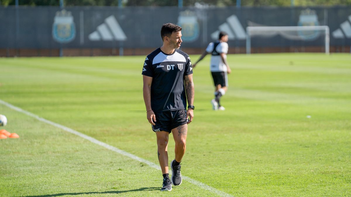 El técnico del Gimnasia y Esgrima siguió atento los dos partidos amistosos.