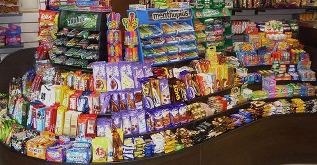 Graciosa medida. El ocurrente cartel de un kiosco para padres que descuidan a sus hijos.