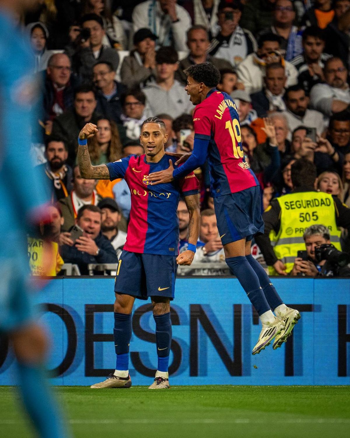 Barcelona goleó al Real Madrid en el Santiago Bernabéu y sigue líder en La Liga Barcelona goleó al Real Madrid en el Santiago Bernabéu y sigue líder en La Liga