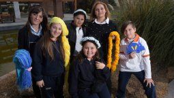 Alumnos hacen pelucas y capas para los chicos con cáncer del hospital Notti