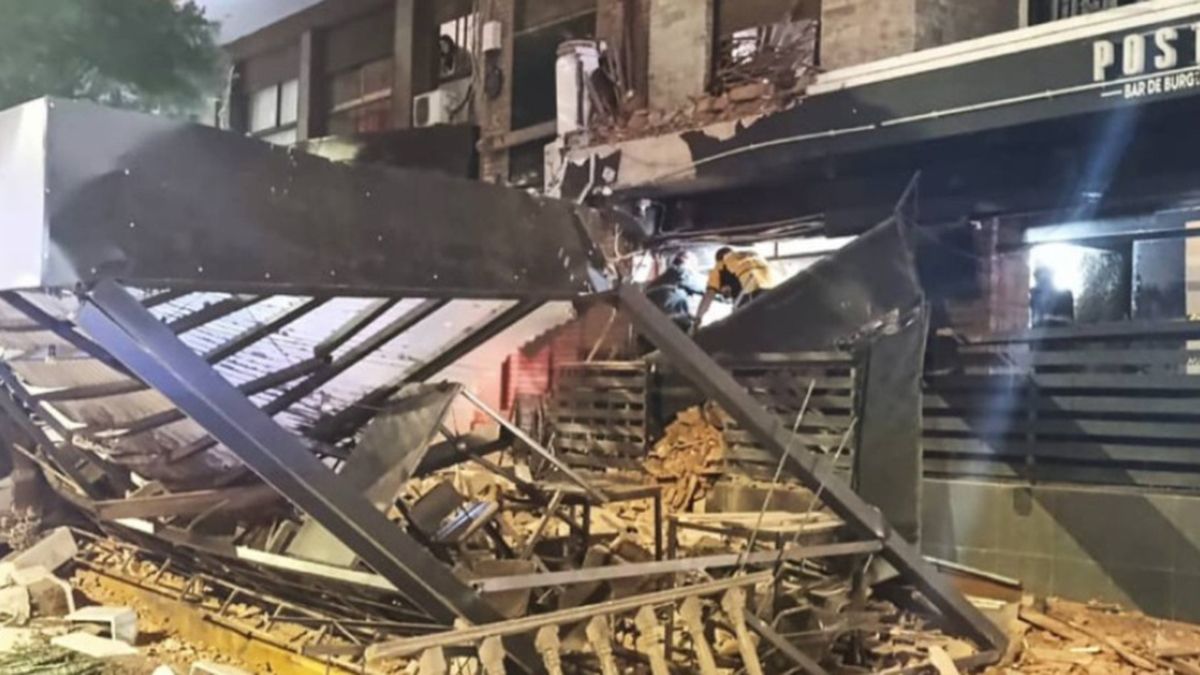 El derrumbe del techo del primer piso de un bar provocó la muerte de una persona, y dejó varios heridos, tres de ellos de gravedad El derrumbe del techo del primer piso de un bar provocó la muerte de una persona, y dejó varios heridos, tres de ellos de gravedad