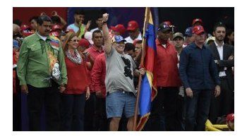 Como un soldado, Maradona acompañó a Maduro en el cierre de campaña