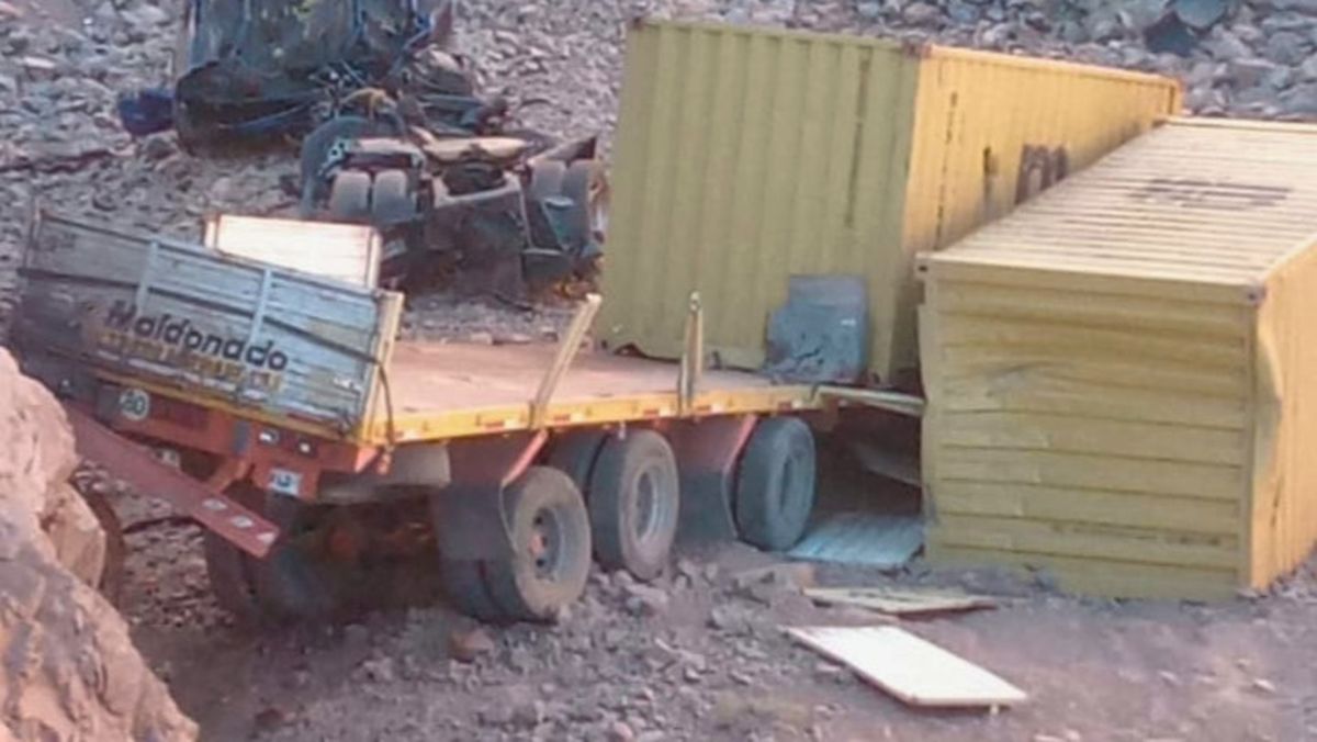 Así quedó el camión luego de caer a un barranco. El camionero perdió la vida en el acto.