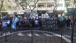 Los celadores autoconvocados marcharon esta mañana desde Garibaldi y San Martín hasta la Casa de Gobierno y se detuvieron en Legislatura. Piden un salario digno y mejores condiciones de trabajo.&nbsp; Foto: Matías Pascualetti