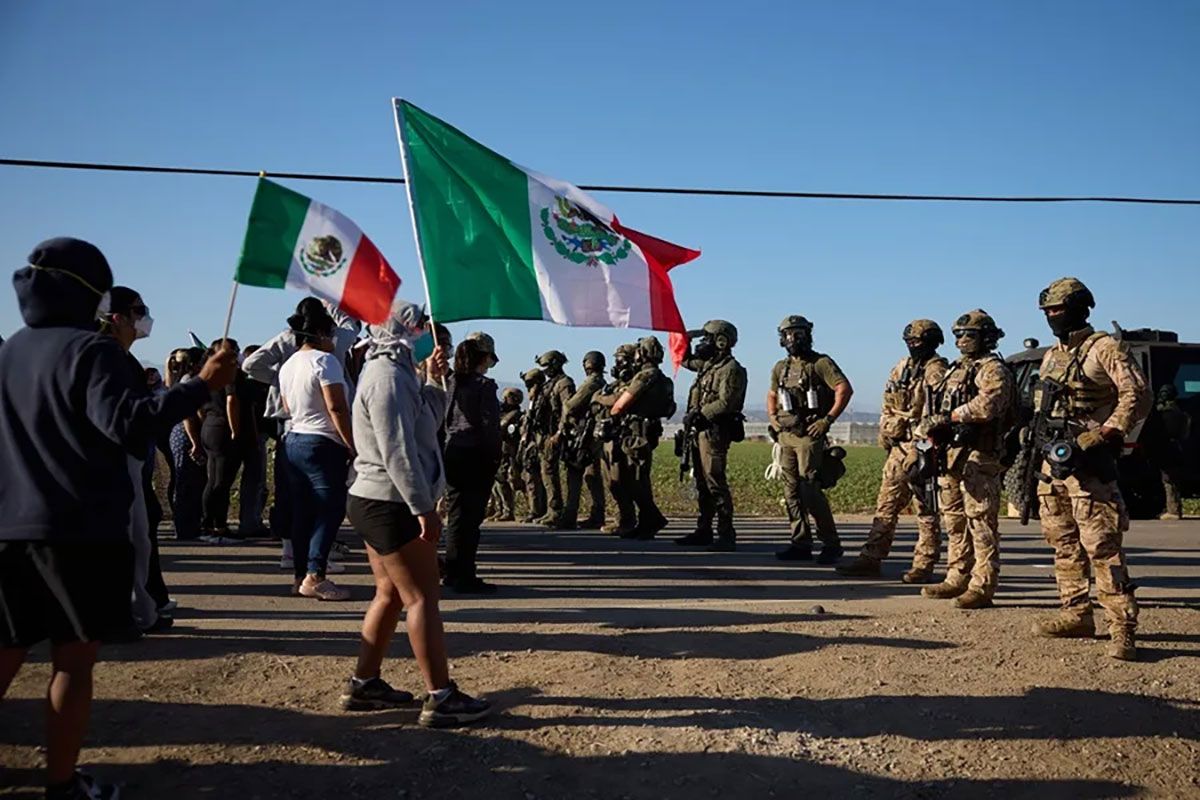 Personas protestando en medio de una redada de inmigración de ICE