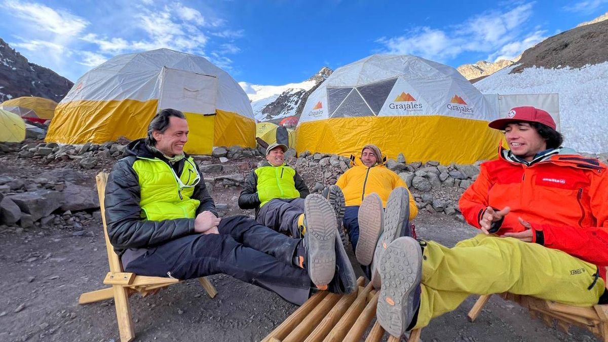 Pablo Betancourt, Gerardo Tejeda, Nacho Rogé y Adrián Miranda De María descansando en el campamento base de Plaza de Mulas.