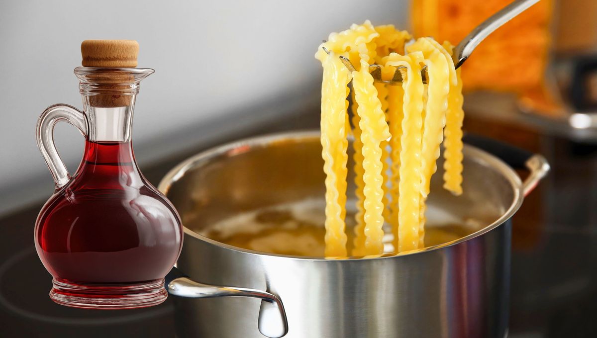 Coloca un chorro de vinagre para evitar que la pasta se pegue. Coloca un chorro de vinagre para evitar que la pasta se pegue. 