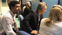 Mauricio Macri visitó el call center de la Anses y atendió llamados