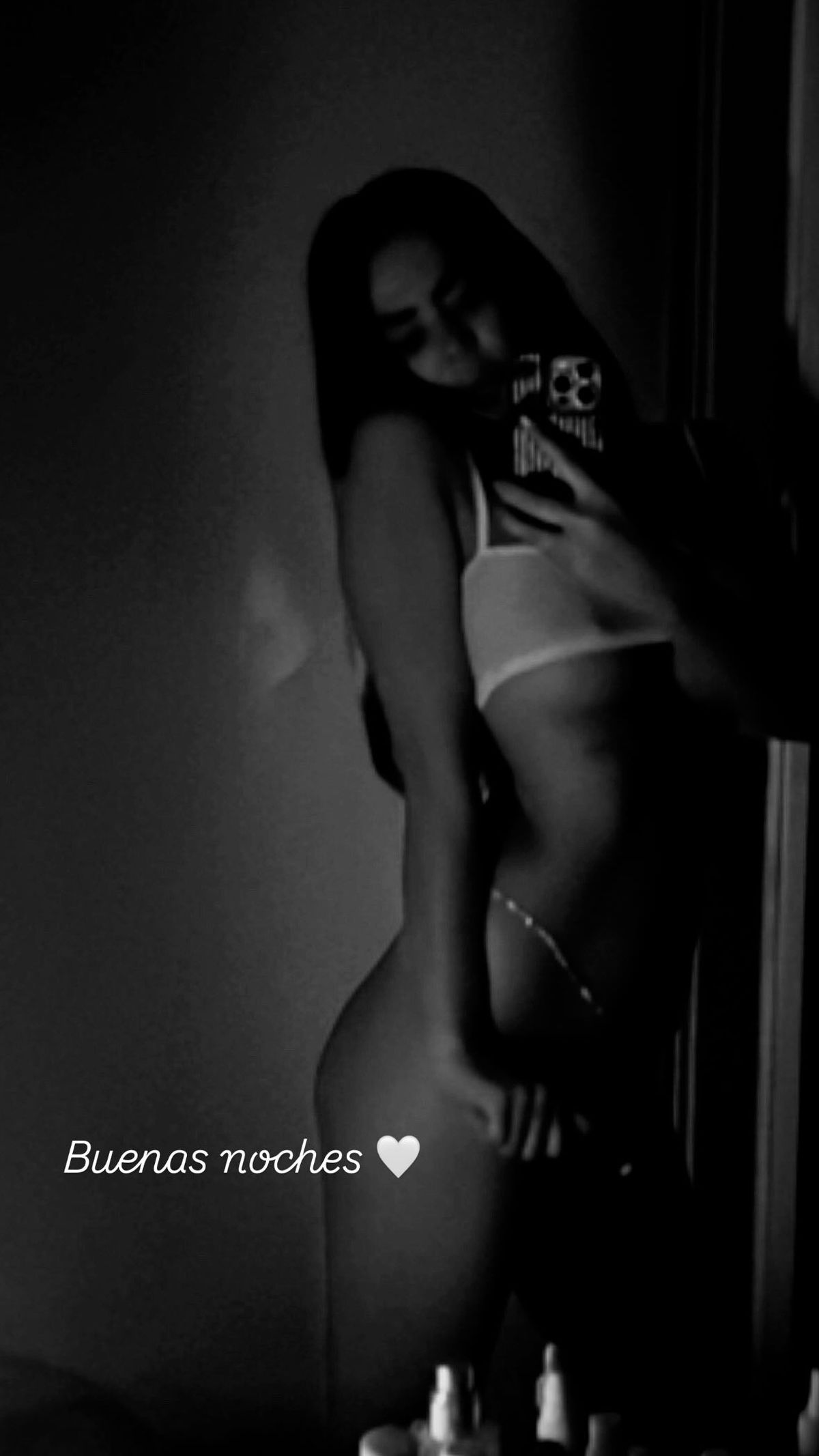 A sus 44 años, Karina Jelinek estrena hilo dental en clave shiny ultra XS al ras. A sus 44 años, Karina Jelinek estrena hilo dental en clave shiny ultra XS al ras.