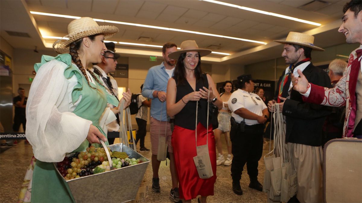 Con un flash mob de artistas mendocinos, recibieron a los turistas que llegaron de Chile en el vuelo de JetSmart.