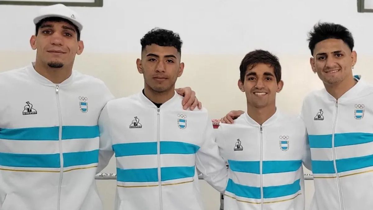 Selección argentina masculina de los Juegos Panamericanos 2023 de Santiago de Chile, junto a sus ex compañeros del gimnasio de Pablo Chacón, Abraham Buonarrigo (extremo derecho) y Ramón Quiroga (a su izquierda); al centro, Luciano Amaya. Selección argentina masculina de los Juegos Panamericanos 2023 de Santiago de Chile, junto a sus ex compañeros del gimnasio de Pablo Chacón, Abraham Buonarrigo (extremo derecho) y Ramón Quiroga (a su izquierda); al centro, Luciano Amaya.