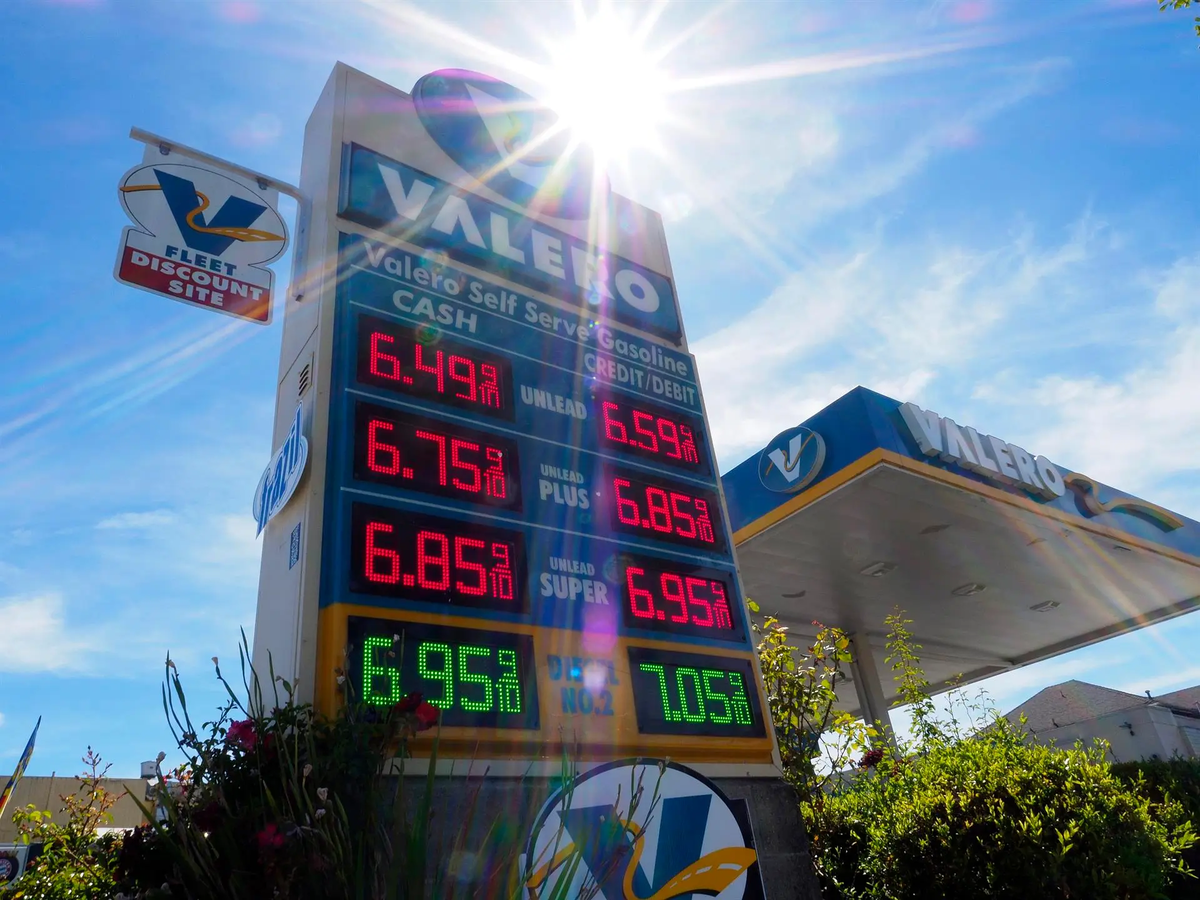 Encuentre los precios de gasolina más bajos en su área utilizando una aplicación móvil gratuita. Encuentre los precios de gasolina más bajos en su área utilizando una aplicación móvil gratuita.