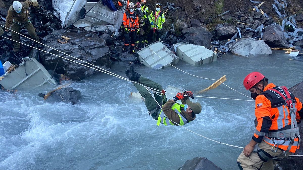 El camionero desbarrancó 30 metros y cayó al río Juncal, cuando circulaba hacia la ciudad chilena de Los Andes.