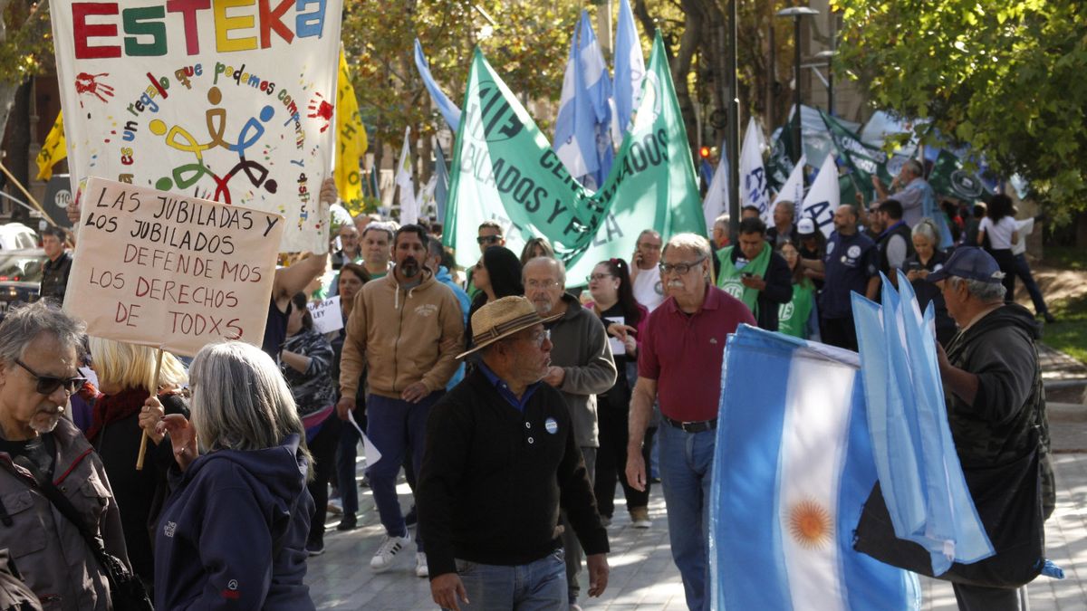Numerosa fue la marcha de los jubilados de Mendoza de este miércoles.