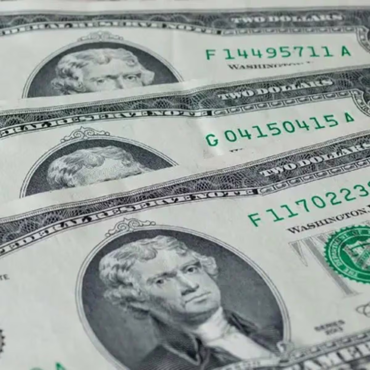 El dólar blue bajó 10 peses este lunes.