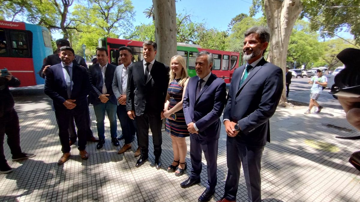 Alfredo Cornejo y su vicegobernadora, Hebe Casado acudieron al acto de entrega de diplomas de intendentes y legisladores electos.