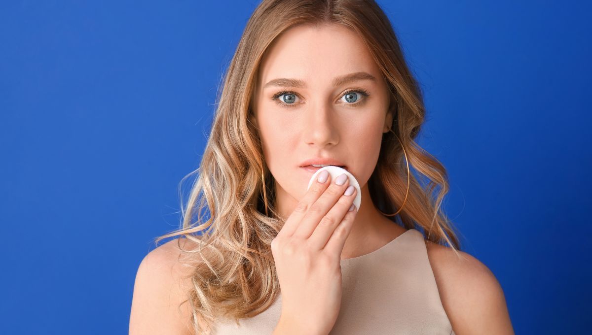 Tienes que remover el maquillaje antes de bañarte. Tienes que remover el maquillaje antes de bañarte.