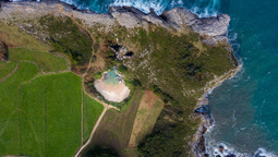 La Playa de Gulpiyuri es un fenómeno natural impactante sin salida al mar.