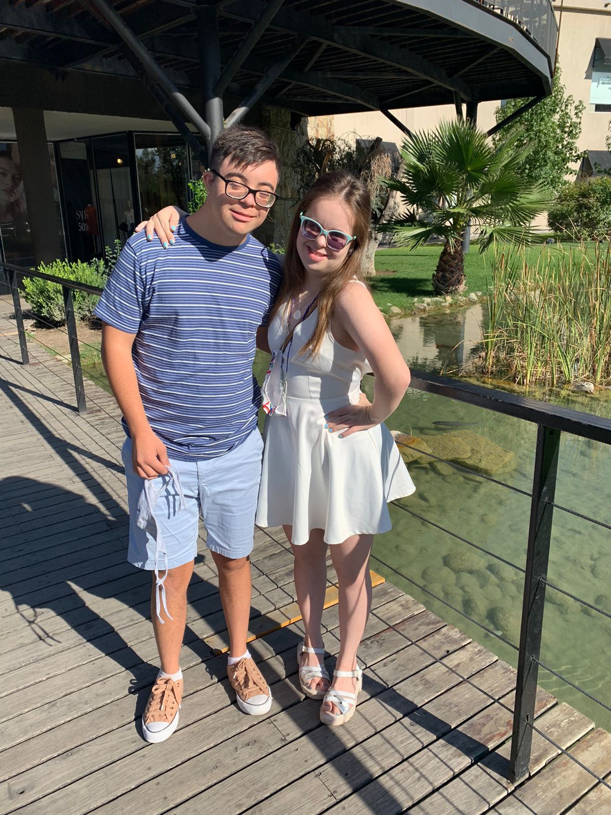 Novios. Joaquín es el novio de Abril. Ambos piensan casarse, tener su negocio gastronómico, para