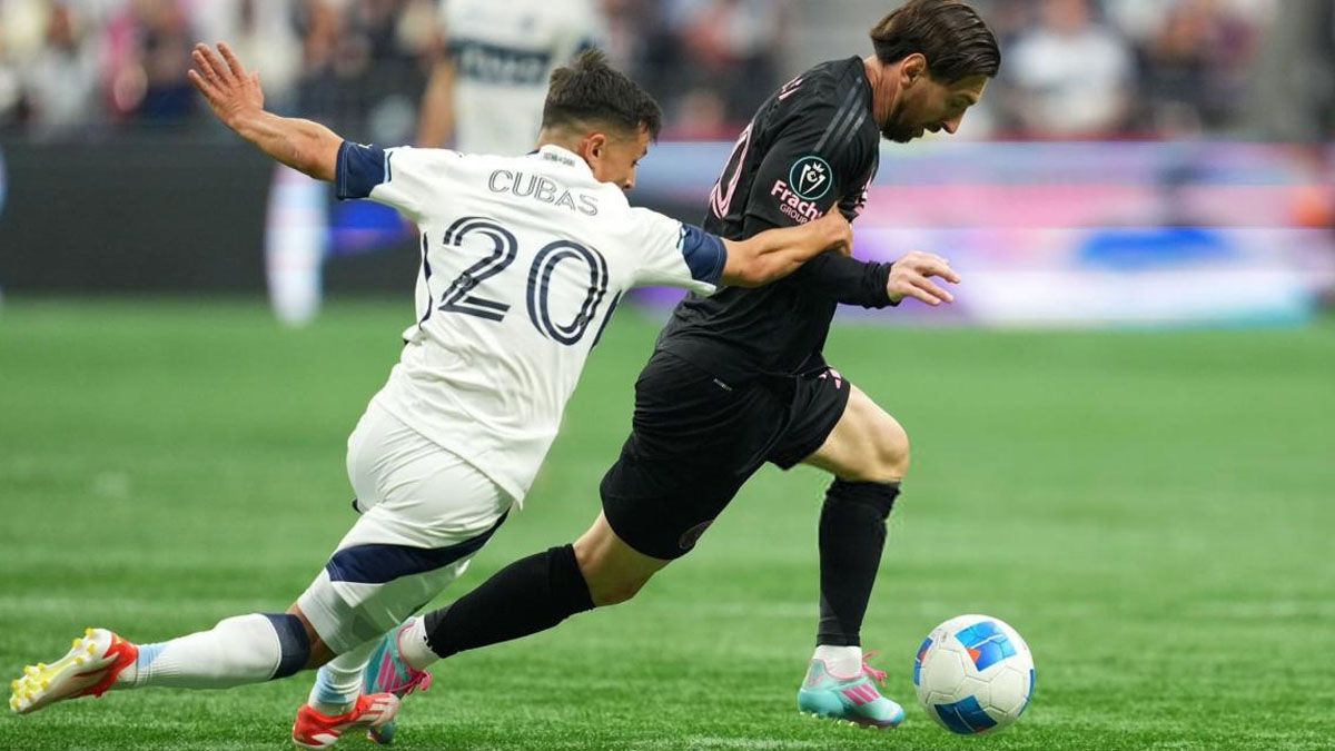 Andrés Cubas le comete falta a Lionel Messi.
