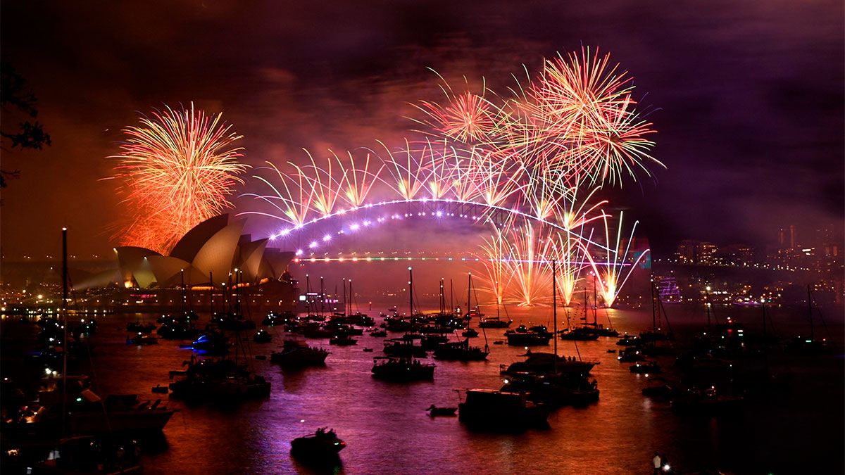 Los fuegos artificiales explotan sobre el puerto de Sydney durante las celebraciones de Año Nuevo 2023. (NA).