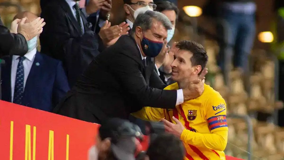 Joan Laporta, presidente del Barcelona, saluda a Lionel Messi.