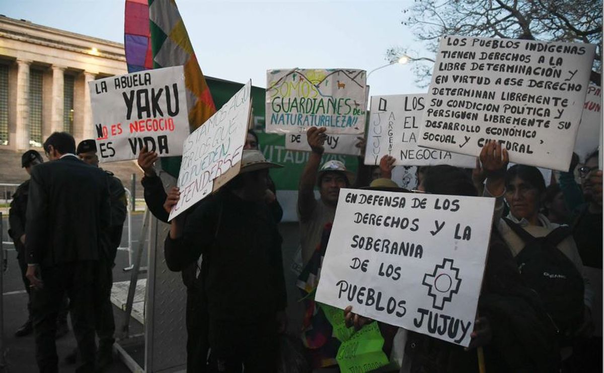 Representantes de los pueblos originarios en las puertas de la Universidad de Buenos Aires. Representantes de los pueblos originarios en las puertas de la Universidad de Buenos Aires.