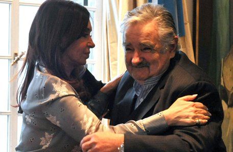 Cristina y Mujica acordaron el monitoreo de Botnia: 4 científicos ingresarán a la planta
