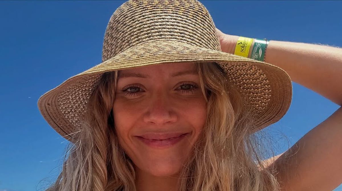 Desde el Caribe, Laurita Fernández se sumó al taparrabos en clave bicolor y print damero