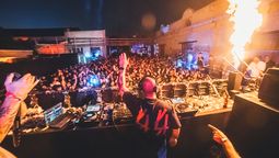 Más de 2.000 personas disfrutaron del show del DJ italiano Ilario Alicante que tocó en la Bodeg Giol.