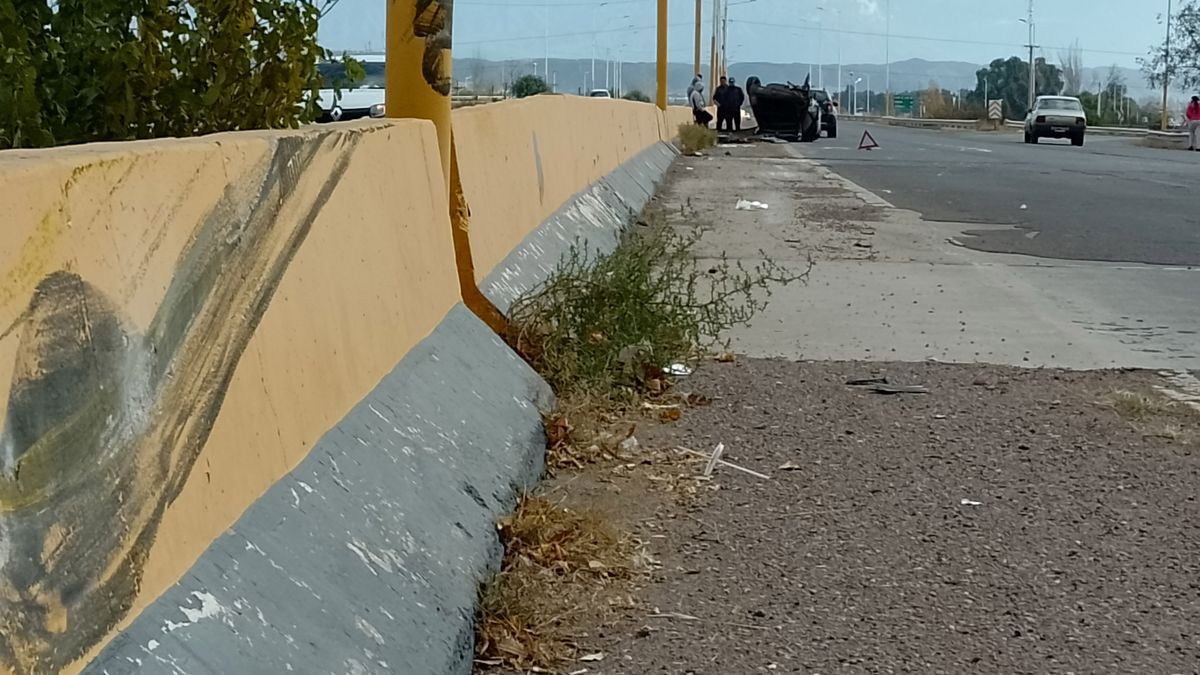 La marca del impacto en el New jersey y el posterior vuelco.